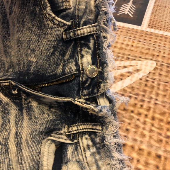 NWOT Vervet frayed Jean shorts - Picture 4 of 8
